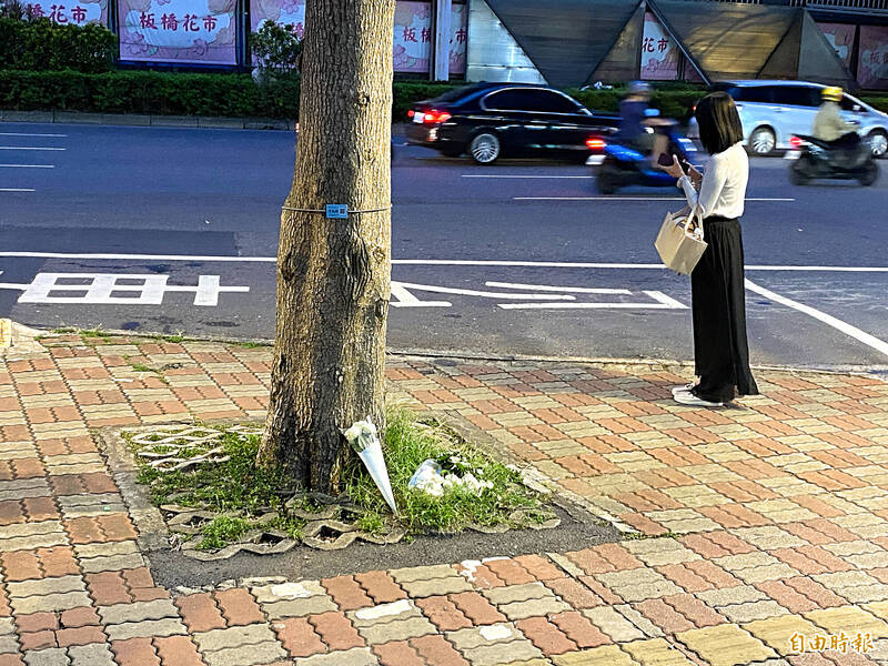 UBO8-台湾新闻-冷氣墜落現場 白玫瑰、字條留言追思女大生