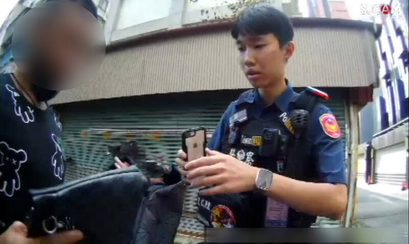UBO8-台湾新闻-ATM前3大特徵都吻合 機警超商店員報警抓車手