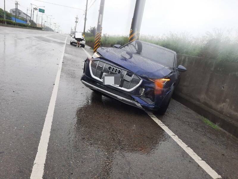 UBO8-国际新闻-天雨路滑 逾300萬電動車台1線失控撞毀