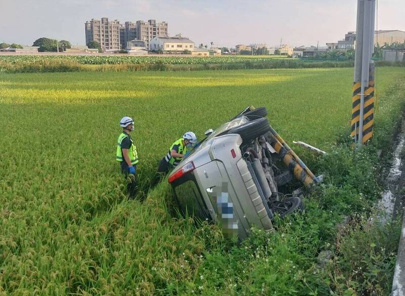 UBO8-国际新闻-休旅車翻落田 警消到場救援「不見人」！