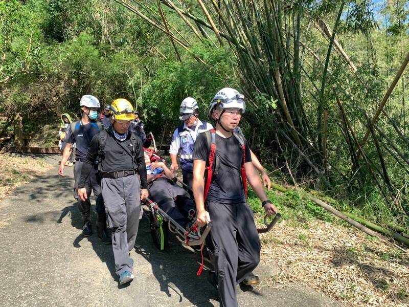 UBO8-国际新闻-登山客旗靈縱走中暑 消防員以獨輪式擔架護送下山