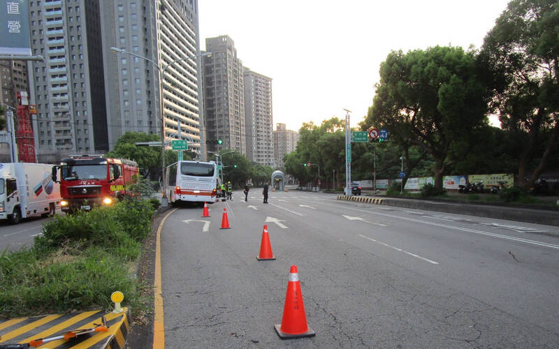 UBO8-国际新闻-台中公車司機疑身體不適 台灣大道自撞分隔島不治