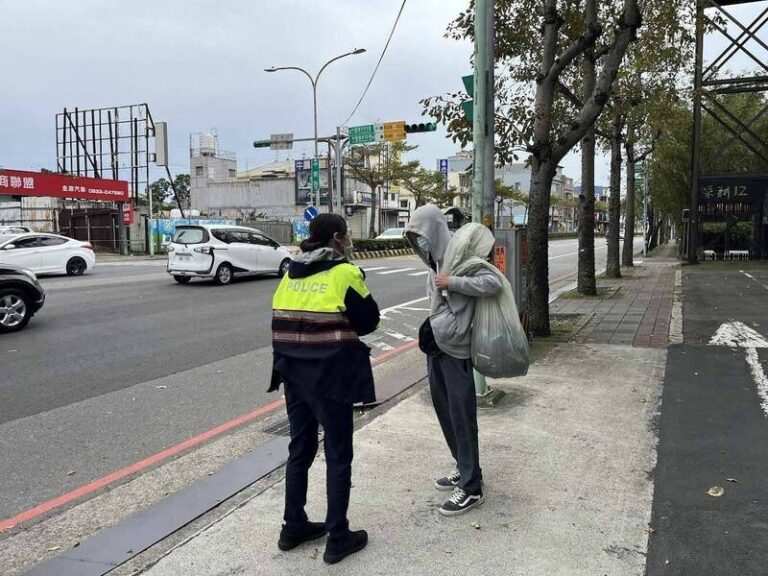 UBO8 国际新闻19歲男子負氣離家迷途 平鎮巡警找到了、助他平安返家