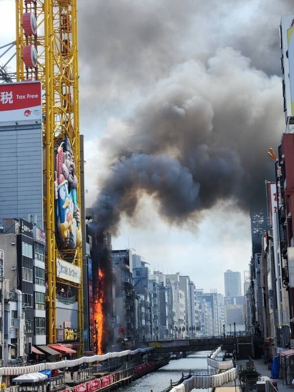 UBO8-快讯新闻-🚨🔥快訊！日本大阪道頓堀驚現火光沖天！唐吉訶德、一蘭拉麵旁大樓濃煙竄天！驚險一瞬間！😱