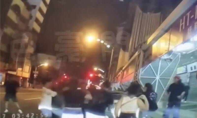 UBO8-快讯新闻-💥🚨台中不平靜！深夜「小東南亞」大亂鬥！10多人當街上演全武行，警棍一出鳥獸散！現場混亂失控！🚔