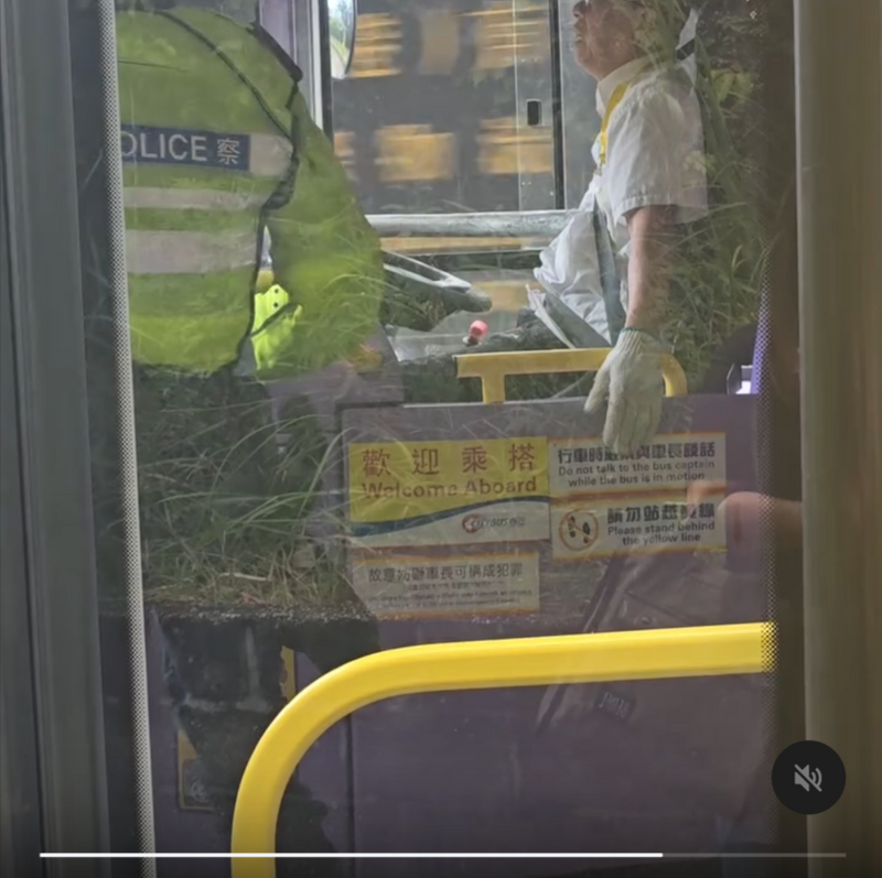 UBO8-快讯新闻-生死瞬間！2米鐵條貫穿駕駛座，司機被「釘」在座位上，仍冷靜停車救乘客，網讚：用生命在敬業！