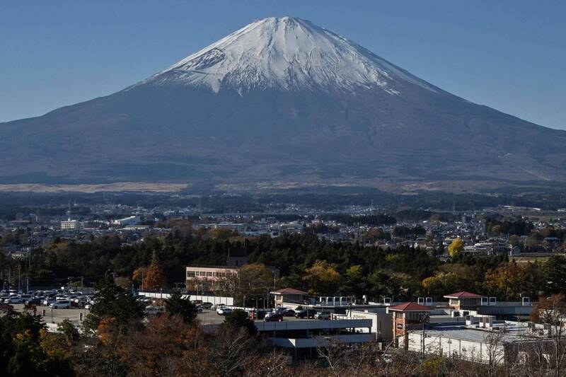 UBO8-快讯新闻-日本富士山入山費超好賺！靜岡縣登山口入帳8200萬，全球遊客甘心掏錢，登頂之路超吸金！