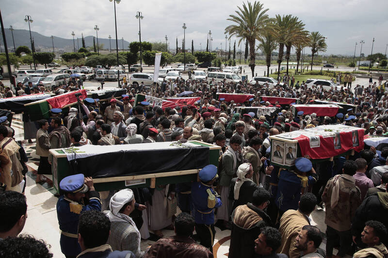 UBO8-快讯新闻-空襲與悼念！以色列轟炸葉門港口，同日數百人為31名遇難記者默哀，戰爭的殘酷與無情。