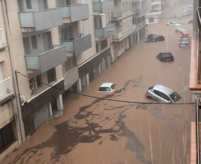 UBO8-快讯新闻-生死一瞬間！西班牙暴雨「洪水滅頂車輛」！驚悚畫面曝光「車內還有活人」！