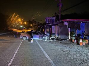 UBO8-快讯新闻-💥恐怖瞬間！轎車「高速衝撞」檳榔攤！ 車頭稀爛2人濺血送醫！