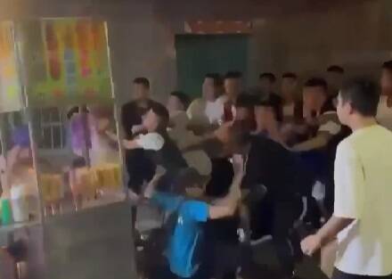 UBO8-快讯新闻-🔥失控暴走！廟會「全武行」上演！ 椅子滿天飛，警火速逮人！