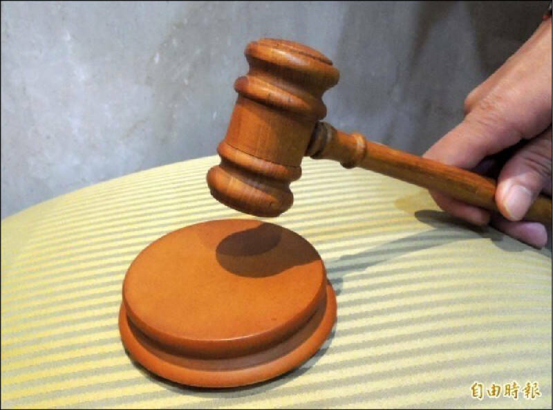 UBO8-快讯新闻-💔豪擲千金！「BMW+百萬存款」討愛無用！ 癡情男慘遭女友告「跟騷」 內容詳情 男子阿喜（化名）經友人介紹認識女友阿蓉（化名），阿喜與阿蓉交往1個多月後，因阿喜與家人發生財務糾紛，把花費300多萬新購入的BMW車輛登記在阿蓉兒子名下，之後阿喜又把150多萬存款存入阿蓉女兒帳戶