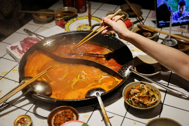 UBO8-快讯新闻 奪命火鍋湯！山東十餘人集體中毒倒地！經理喝一口也急送醫：我只是想澄清！