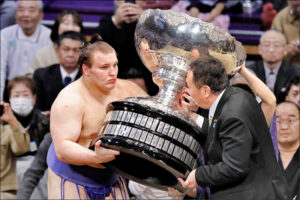 UBO8-快讯新闻 【奇蹟上位】烏克蘭力士流亡日本！相撲界爆冷奪冠：為戰爭中的家鄉而戰！