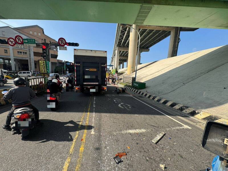 UBO8-快讯新闻-奪命連環撞！疲勞駕駛「鬼遮眼」未注意前方！二重疏洪道瞬間連撞貨車、機車！釀4人慘重死傷！