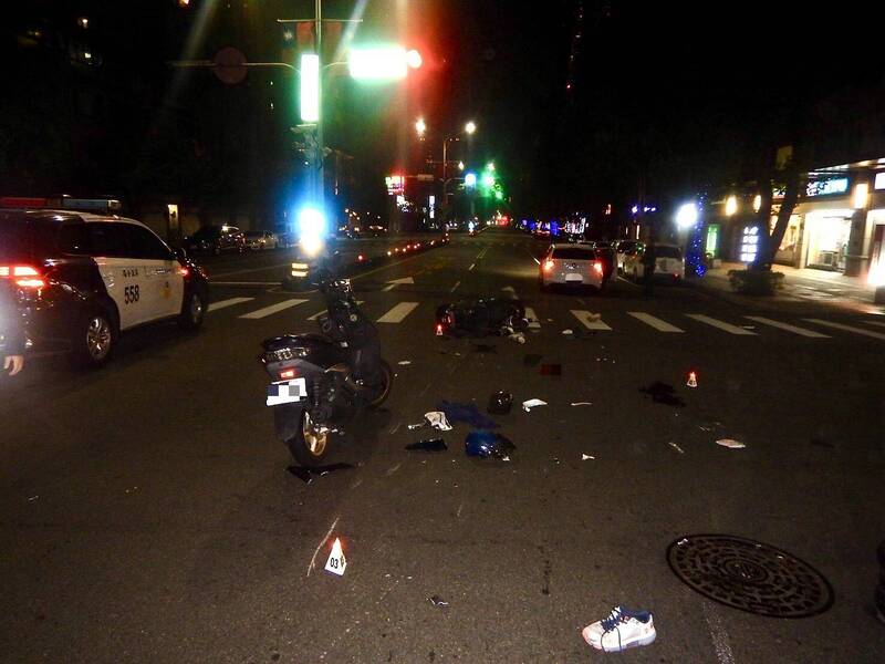 UBO8-快讯新闻-血肉模糊！台中OL「高速失控」撞飛兩騎士！釀1死1傷！現場鞋子、機車碎片「噴飛滿地」！畫面驚悚！