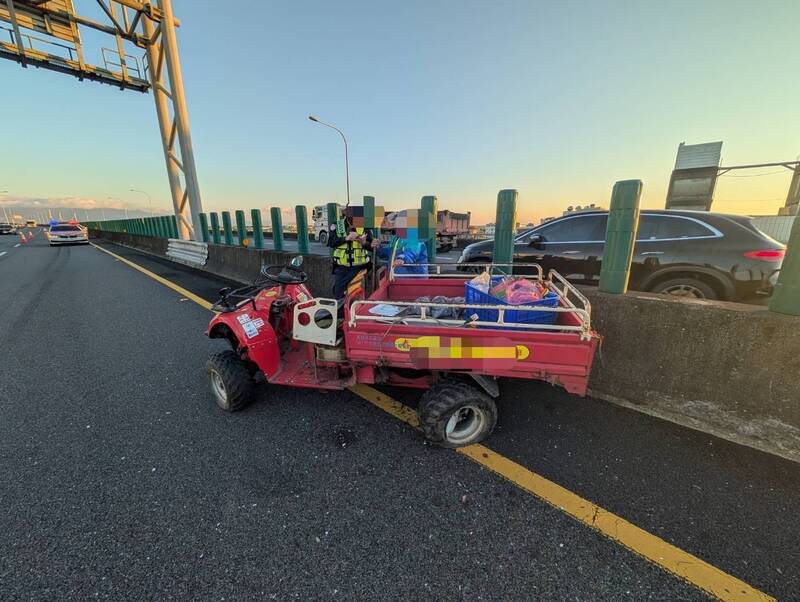 UBO8-快讯新闻-離譜！宜蘭「農用法拉利」竟開上國道逆向！倒楣白車遭「高速追撞」！網怒：根本是玩命！