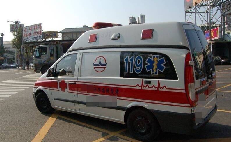 UBO8-快讯新闻-死亡詛咒！台中北屯女駕駛「疑似闖紅燈」瞬間猛撞2機車！騎士1死1傷！現場慘狀如煉獄！