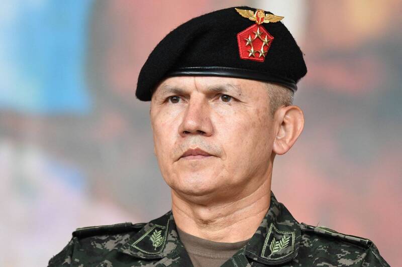 UBO8-快讯新闻-軍方介入！宏都拉斯將啟動「特別驗票」！參謀總長強硬表態：將以「軍事力量」確保權力交接！