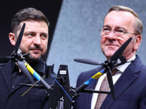 UBO8-快讯新闻-德国重炮出击！ 首度砸 5 亿欧元买「自杀式无人机」，北约防线战力瞬间升级！