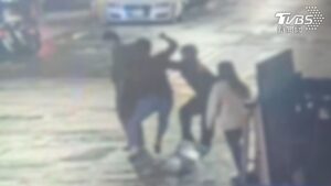 UBO8-快讯新闻-誰敢留1星？飲料店悍女崩潰「開戰」　揪團圍毆前同事：打到你改口！