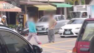 UBO8-快讯新闻-阿伯發瘋了？66歲老翁酒後「超級賽亞人」附身　衝路中央格鬥慘遭KO！