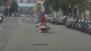 UBO8-快讯新闻-阿姨慘了！回收婦沿路「噴寶」還遮牌耍聰明　這張罰單代價竟要兩萬多！