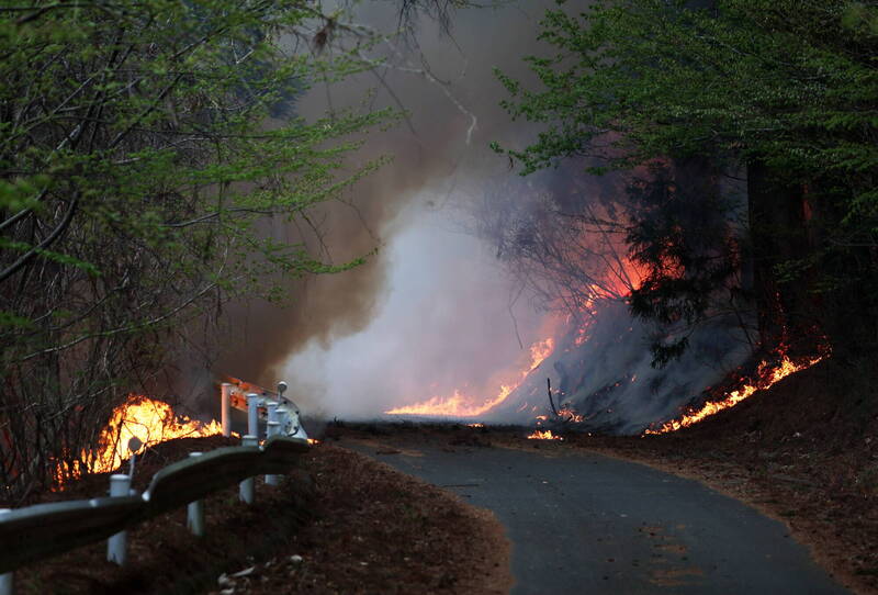 UBO8-快讯新闻-【火神步步逼近】日本北部山火失控「狂燒城鎮」！ 2500 居民生死時速大逃亡，當局驚喊：即刻撤離！
