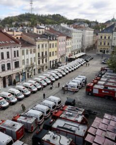 UBO8-快讯新闻-【烏克蘭街頭神蹟】 68 輛「台灣救災車」英姿颯爽排開！烏國網友集體淚崩激讚：台灣是救命英雄！