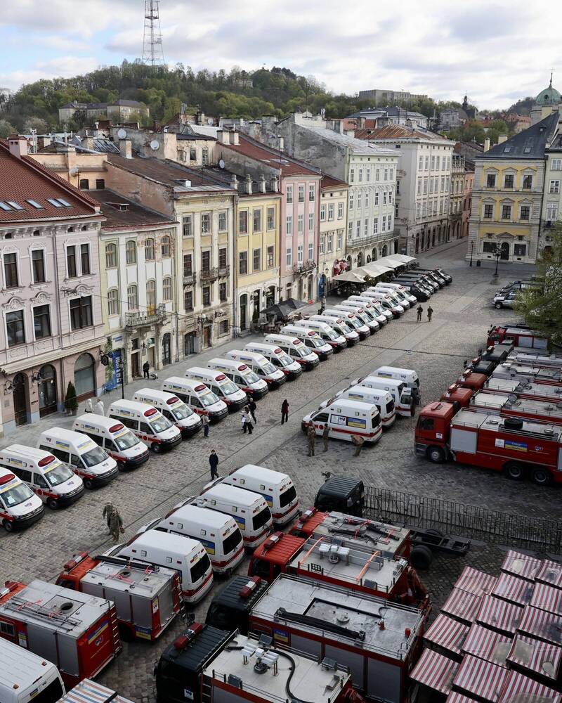 UBO8-快讯新闻-【烏克蘭街頭神蹟】 68 輛「台灣救災車」英姿颯爽排開！烏國網友集體淚崩激讚：台灣是救命英雄！