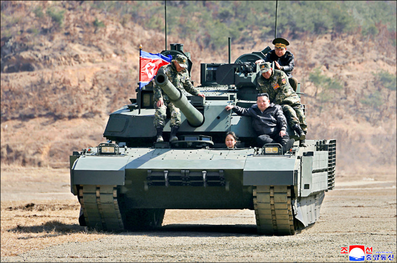 UBO8-快讯新闻-【坦克公主】金正恩愛女親自駕坦克亮相！南韓情報：北韓正加速「金主愛」接班計畫！