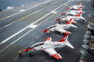 UBO8-快讯新闻-驚悚瞬間！美海軍戰機墜毀火球四散，生死一線間兩飛官驚險逃生！