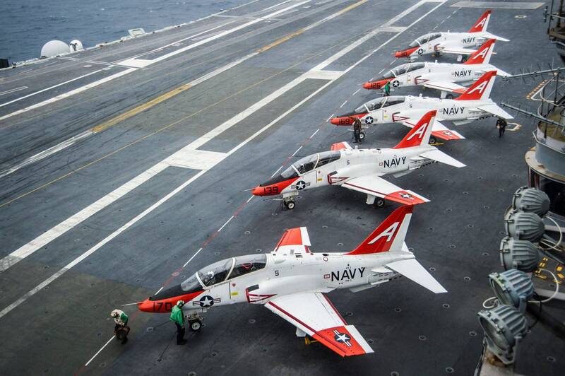 UBO8-快讯新闻-驚悚瞬間！美海軍戰機墜毀火球四散，生死一線間兩飛官驚險逃生！