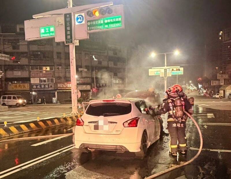 UBO8-快讯新闻-【深夜火祭】台中驚傳汽車突發「自燃噴火」！火舌瞬間吞噬車體，駕駛驚險「奪門而逃」保命瞬間曝光！