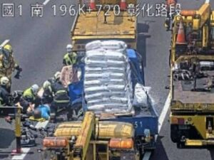 UBO8-快讯新闻-【國道煉獄】轟然巨響！國 1 彰化段 4 車連環慘烈追撞，駕駛「雙腿遭夾斷」命垂一線，現場慘不忍睹！