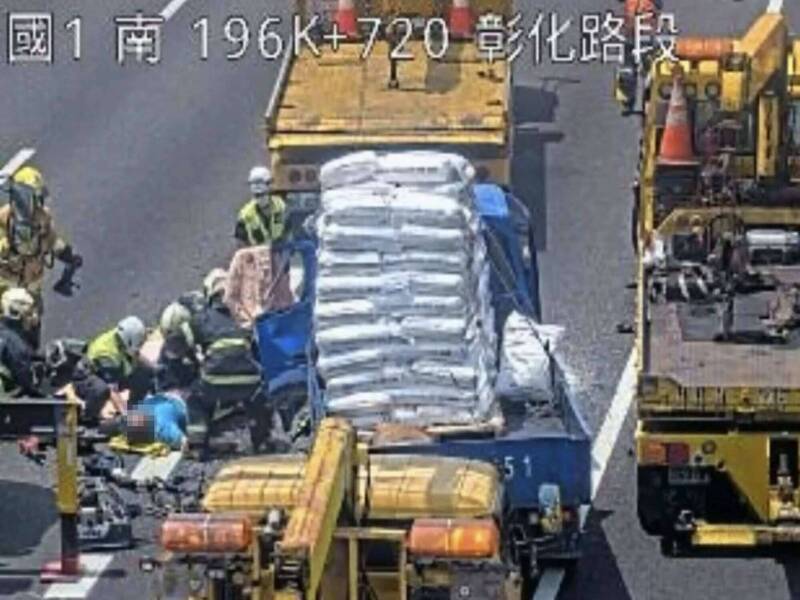 UBO8-快讯新闻-【國道煉獄】轟然巨響！國 1 彰化段 4 車連環慘烈追撞，駕駛「雙腿遭夾斷」命垂一線，現場慘不忍睹！