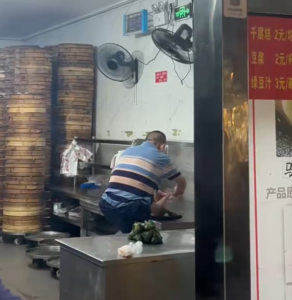 UBO8-快讯新闻-噁爆！中國長沙包子店員工竟在「蒸籠旁狂剪腳趾甲」，影片瘋傳業者急出面道歉